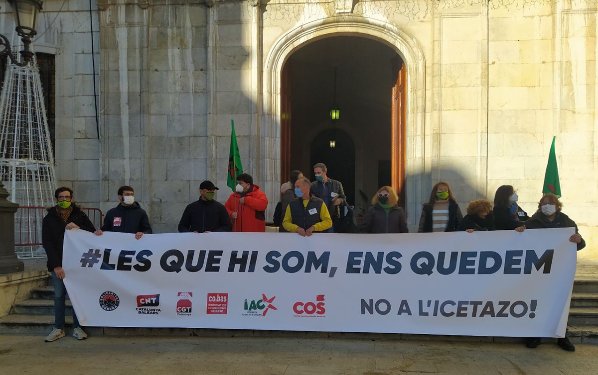 Delegats dels sindicats convocants de la vaga s'han concentrat aquest dilluns al matí a la plaça de la Font.
