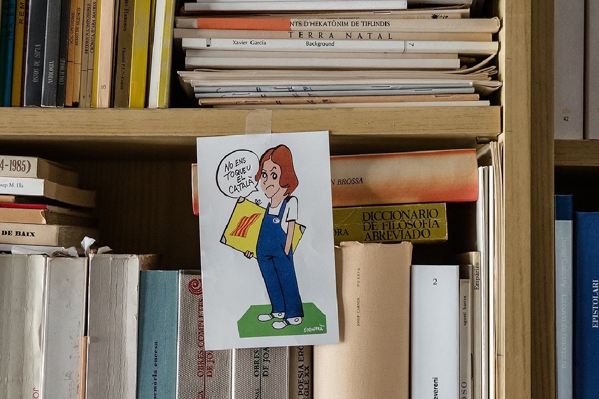 Un dibuix de la Norma enganxat al prestatge d'una biblioteca