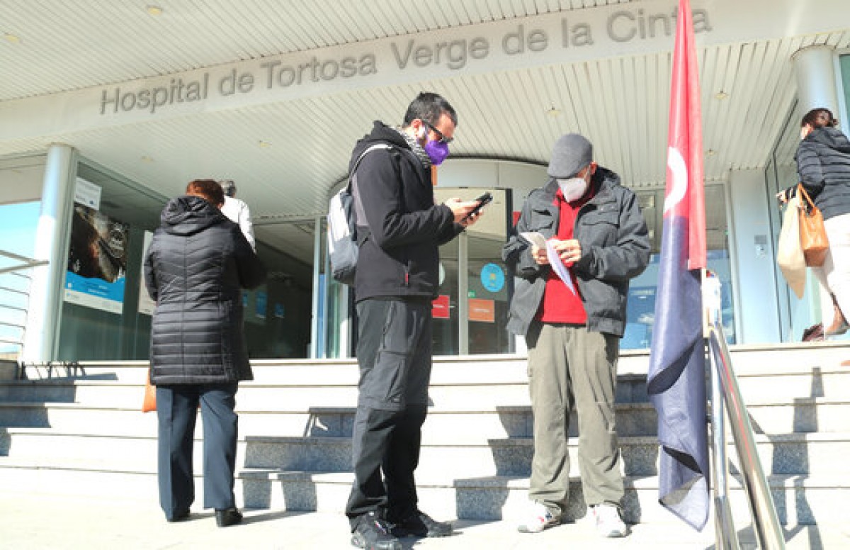 Pla contrapicat dels representants de la CGT a les portes de l'Hospital Verge de la Cinta de Tortosa. 