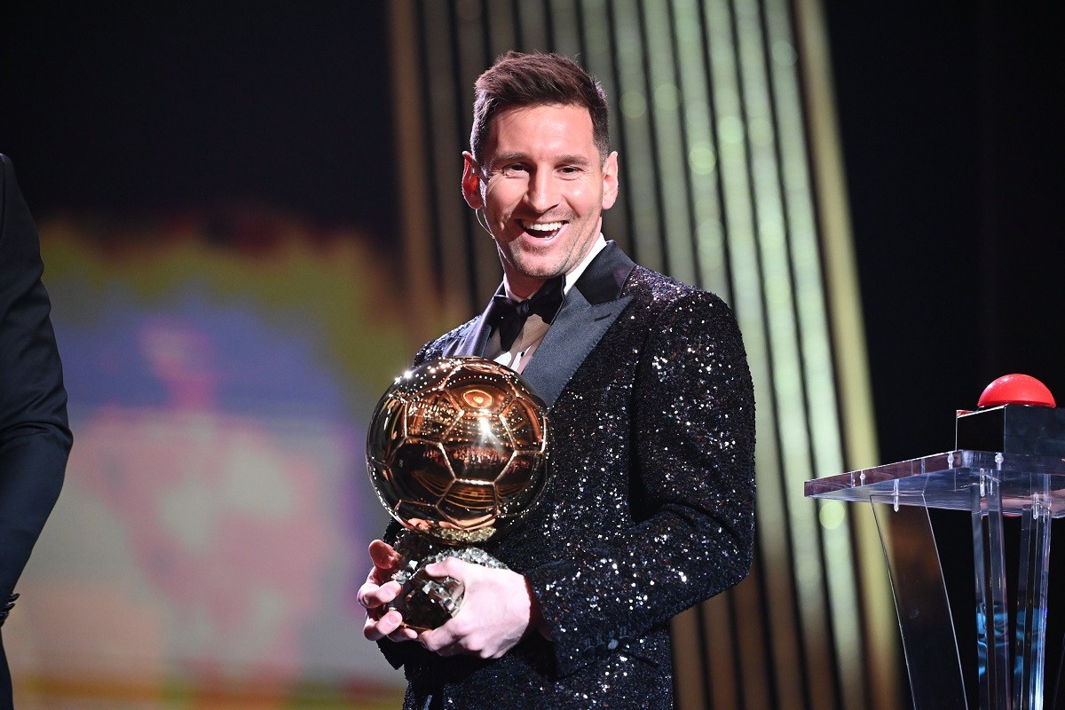 Messi, amb la Pilota d'Or del 2021