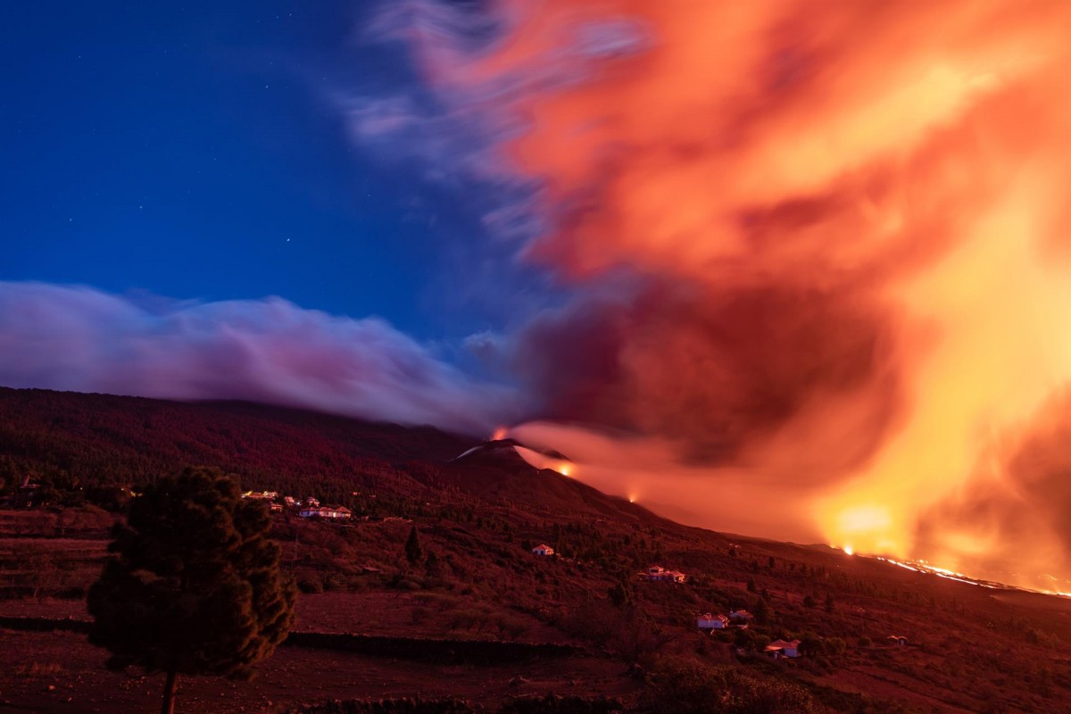 El con secundari del Cumbre Vieja emet lava i fum