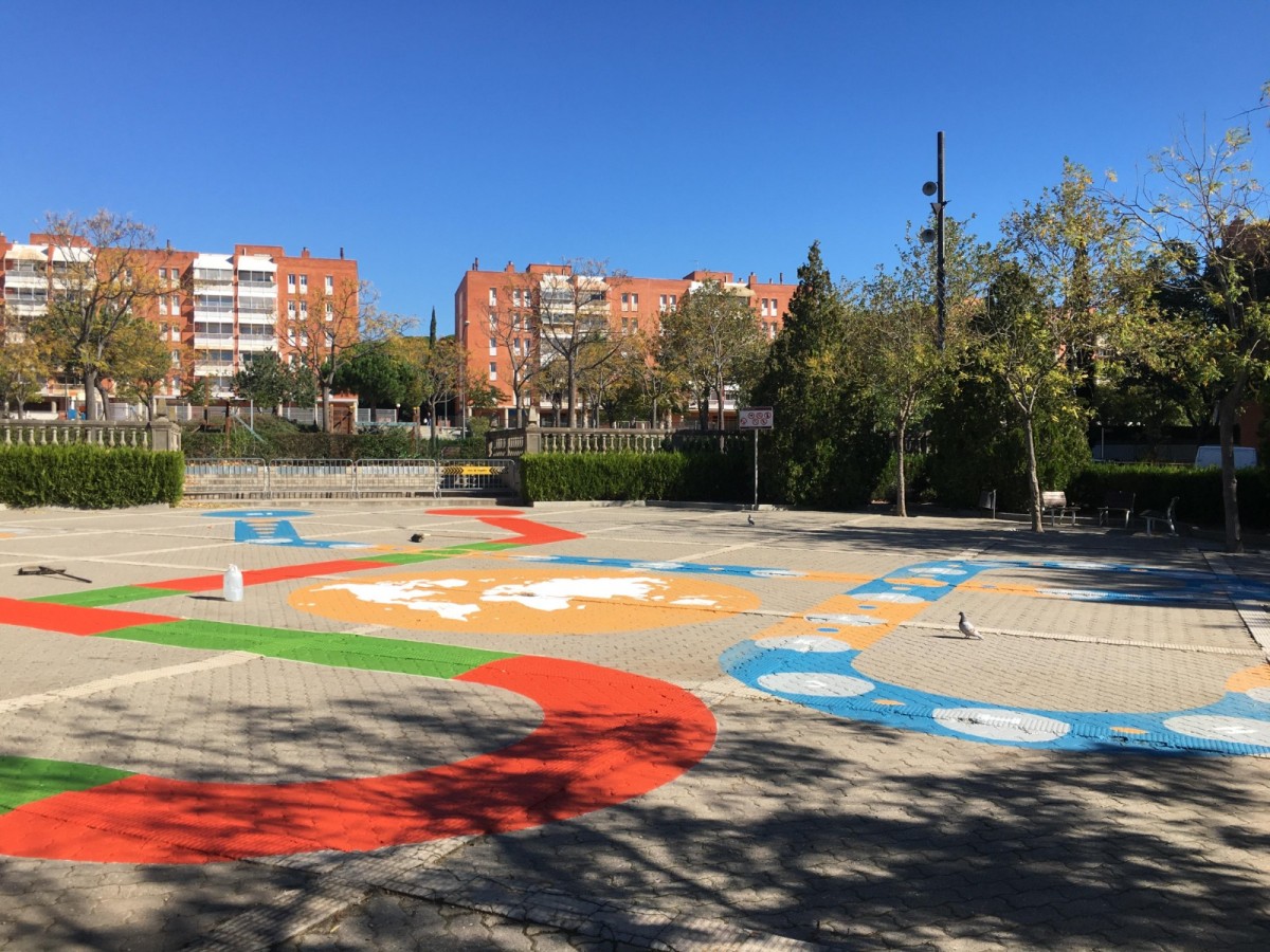 Una imatge dels jocs pintats, a la plaça del barri Gaudí