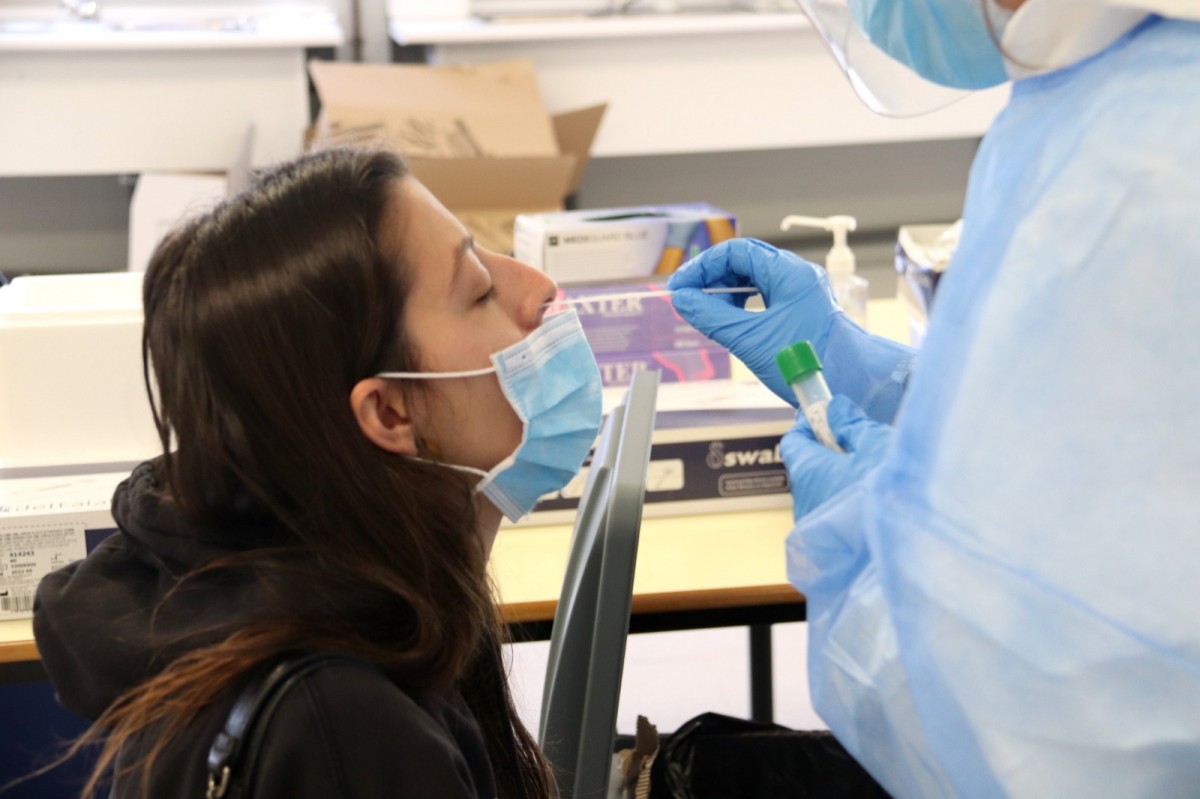 Una jove se sotmet a una prova PCR