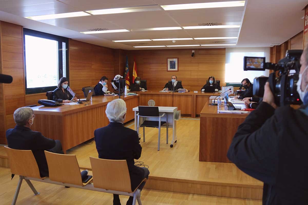 Exresponsables de la mercantil del Castor en l'última sessió del judici pels terratrèmols del Castor, a Castelló, el 15 de novembre.