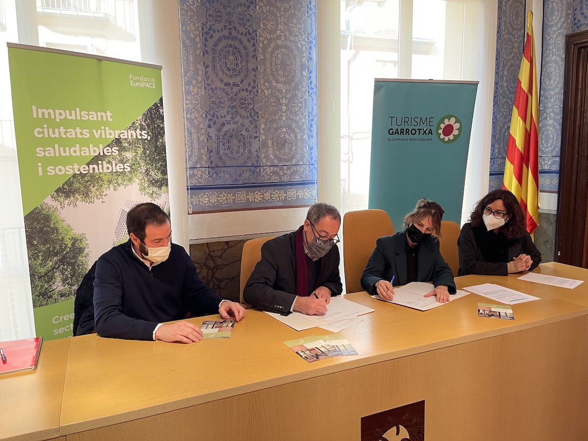 Pere Macias i Gemma Canalias signen el conveni a la seu del Consell Comarcal de la Garrotxa