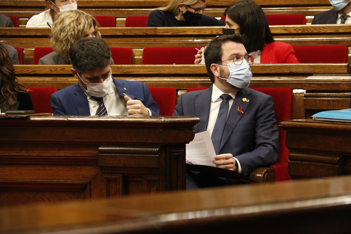 El president Pere Aragonès amb el vicepresident Jordi Puigneró, al Parlament