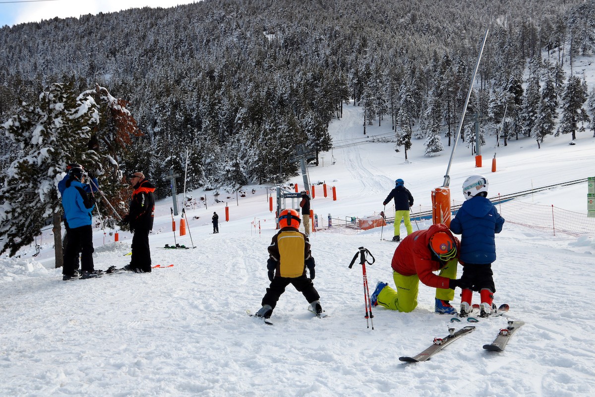 Uns esquiadors fent les primeres baixades a l'estació de Port Ainé