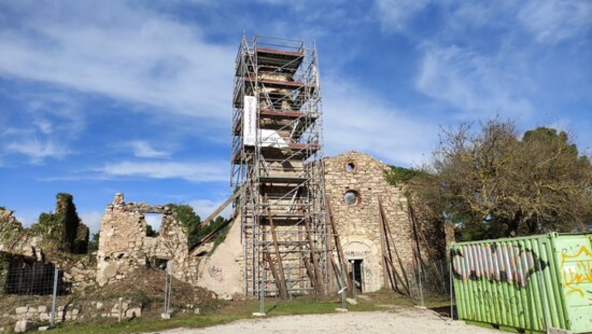 El campanar del nucli despoblat de la Mussara, agregat a Vilaplana, cobert amb una bastida