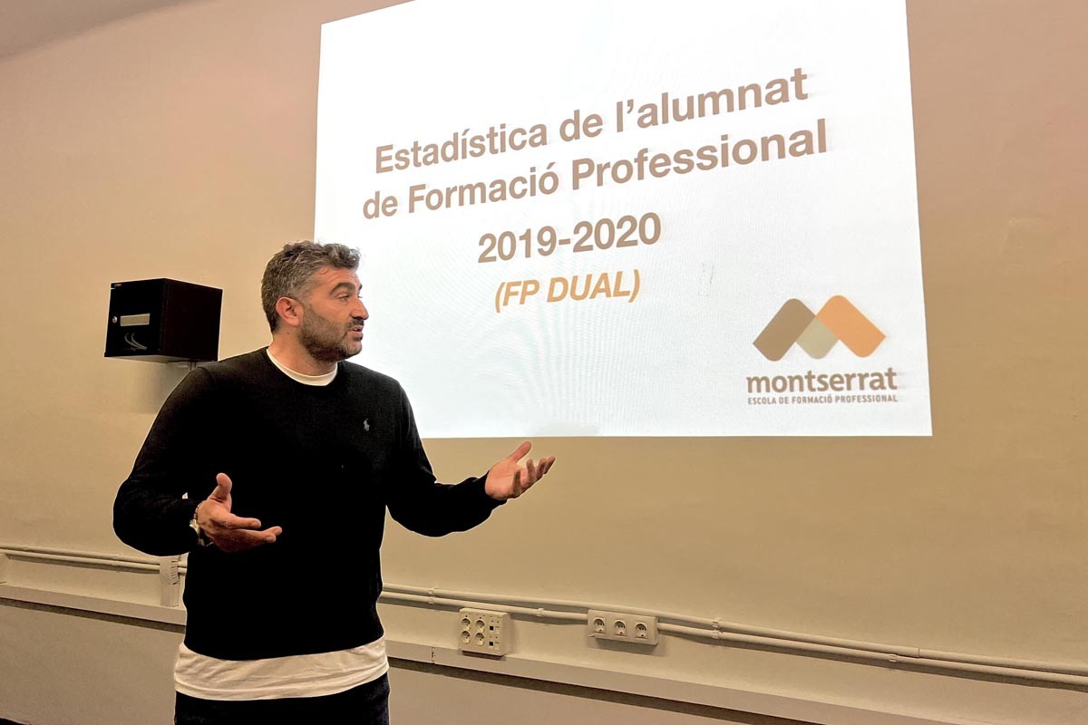 El director de l'Escola Montserrat, Dani Mauriz, presentant les estadístiques