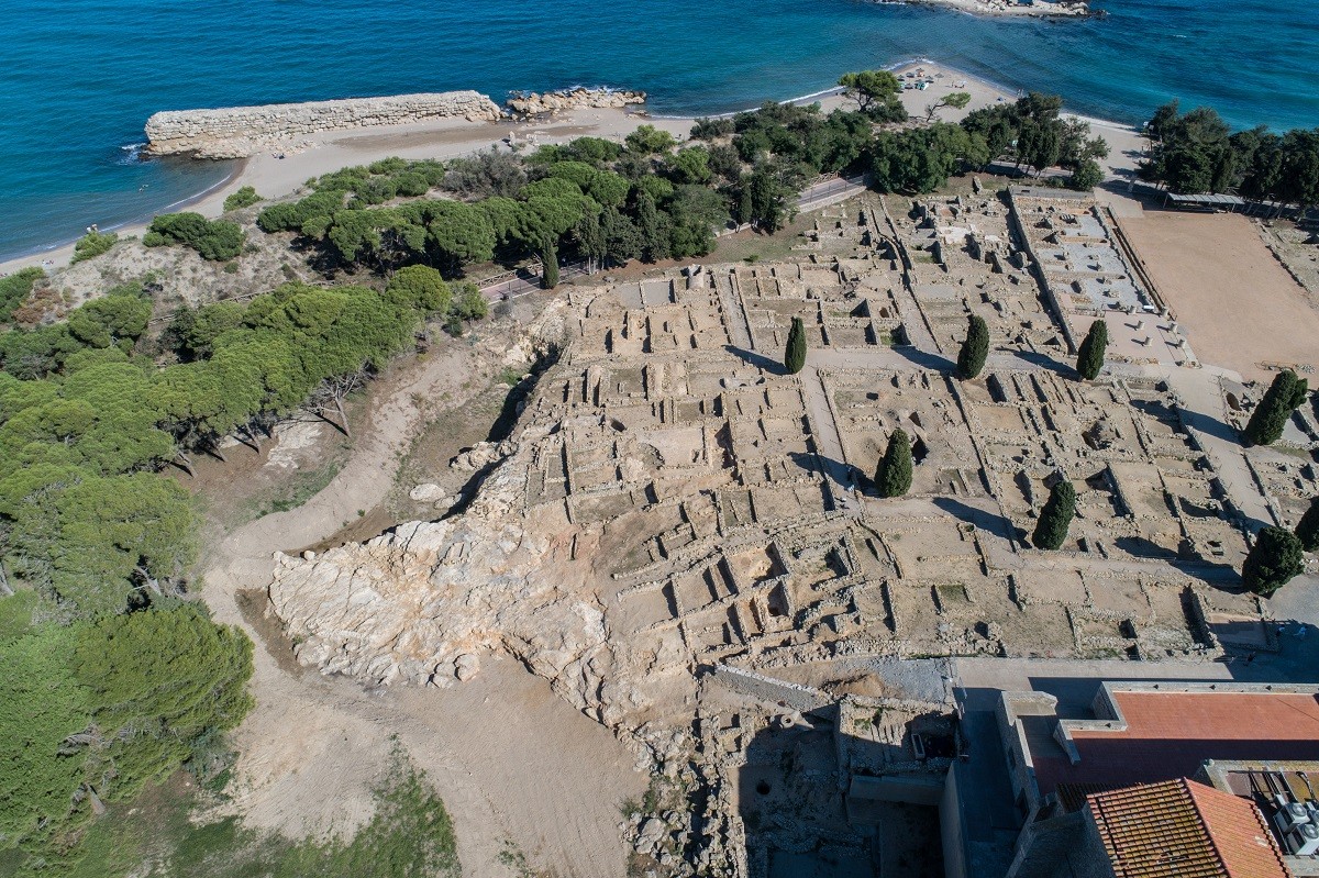 Sector nord de la ciutat grega d'Empúries, amb l'esperó rocallós i el penya-segat de l'antiga façana litoral.