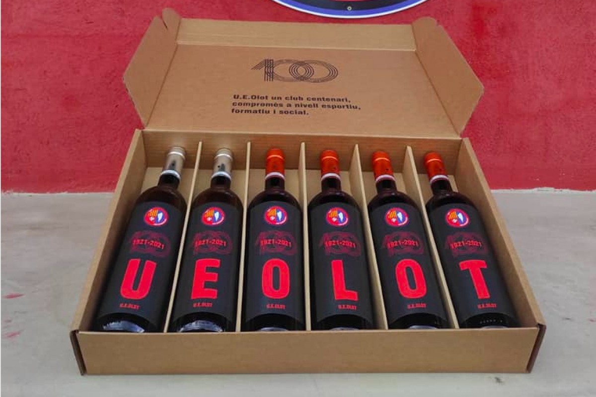 Les sis ampolles de la caixa formen el nom de la Unió Esportiva Olot.