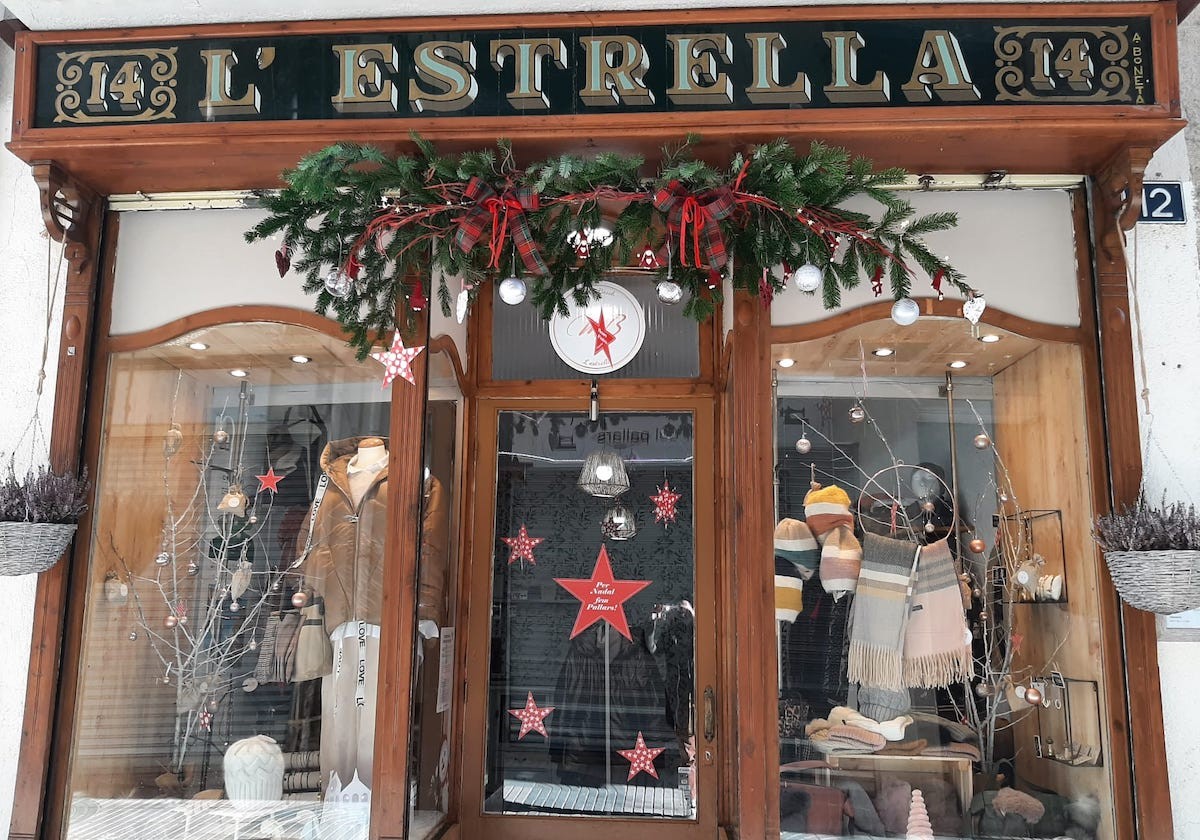 Un aparador d'un comerç de Tremp decorat per a les festes