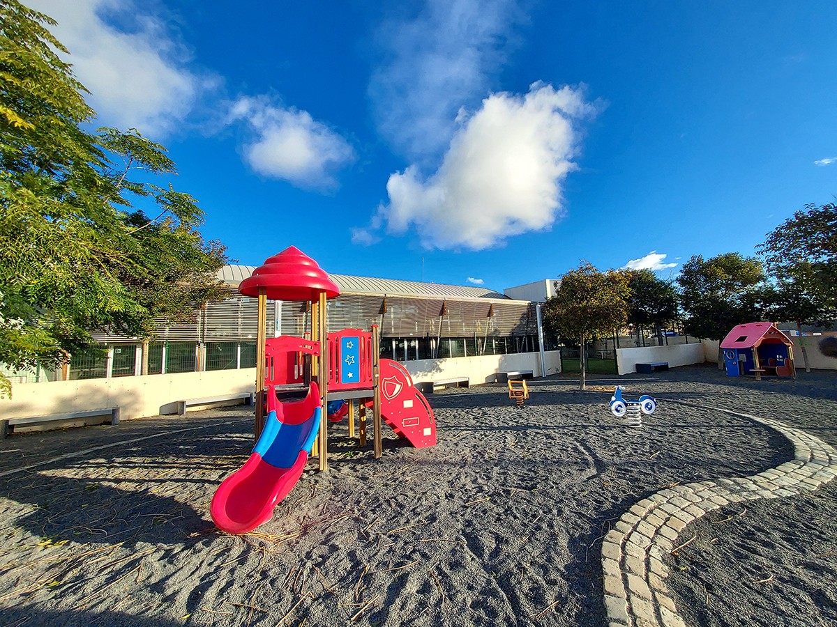 El parc infantil a Alcover on s'hi construirà la nova piscina municipal.
