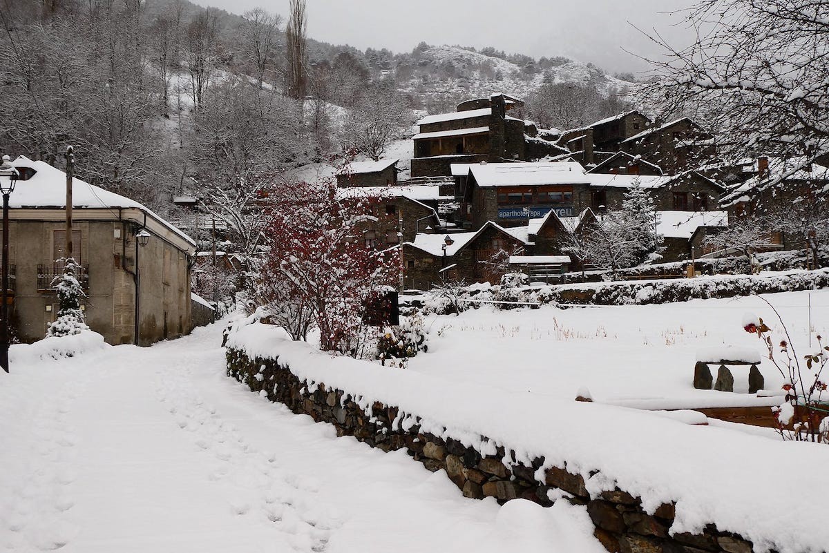 Imatge del poble d'Àreu completament nevat aquest dijous
