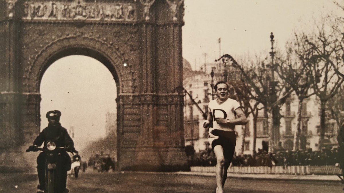Una de les imatges de l'exposició, on s'hi veu un atleta dels Ploms en una cursa a Barcelona