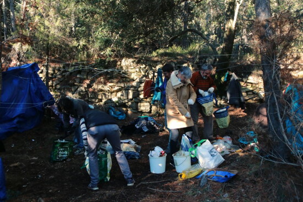 L'acció de neteja d'un dels sis campaments de les plantacions de marihuana desmantellades a Mont-ral