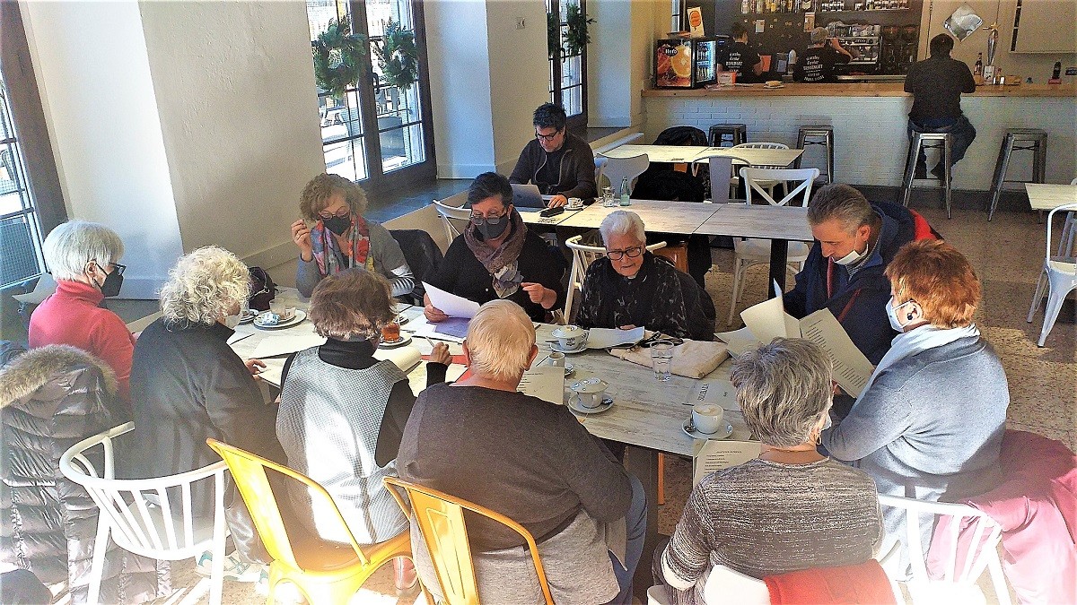 Membres del Club de Lectura de la Gent Gran, preparant les poesies que llegiran Foto: Ramón Estany