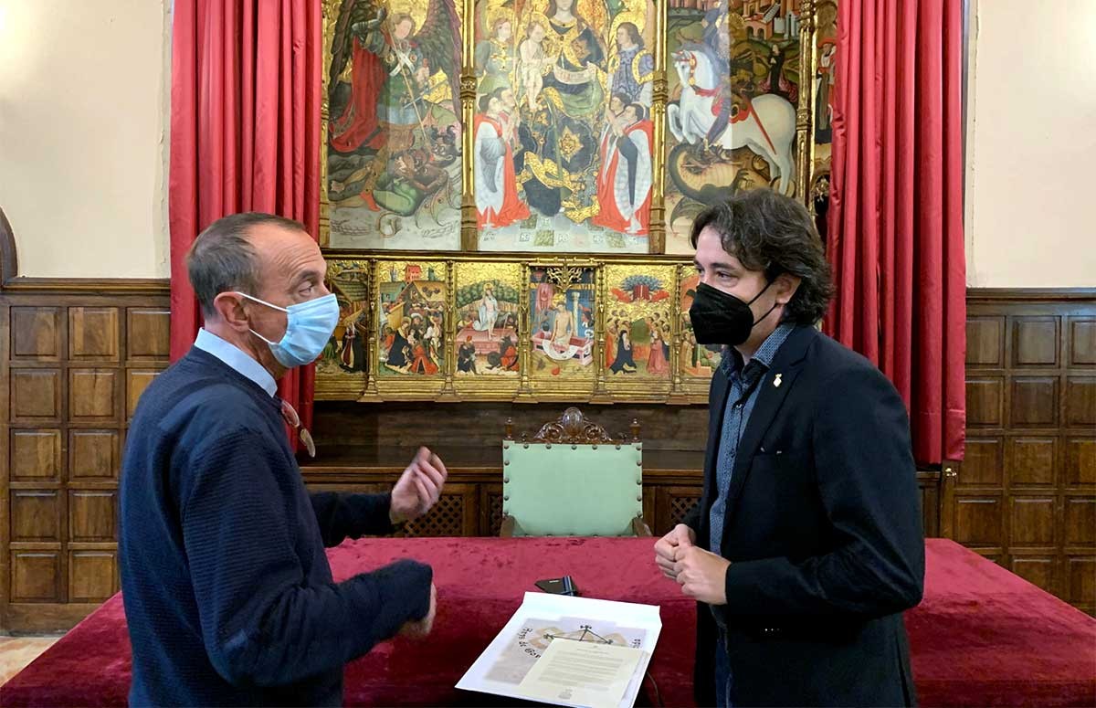 Els alcaldes de Lleida, Miquel Pueyo, i Flix, Francesc Barbero, durant la visita d'este a la Paeria.