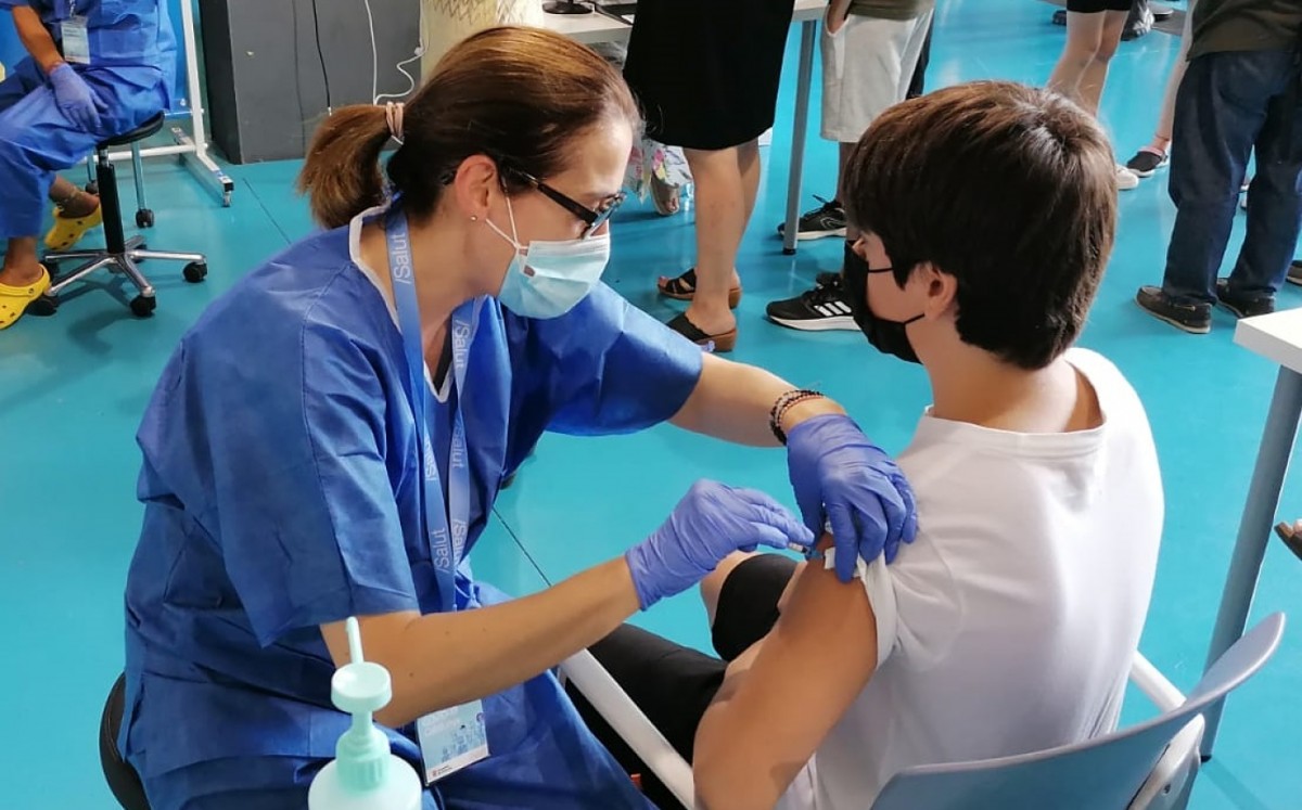 Vacunació d'un adolescent al Palau d'Esports de Granollers.