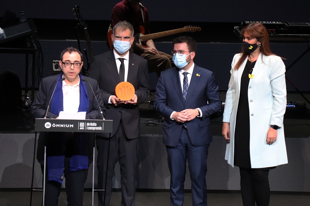 El guanyador del premi Sant Jordi, Sergi Belbel, acompanyat de Cuixart, Aragonès i Borràs