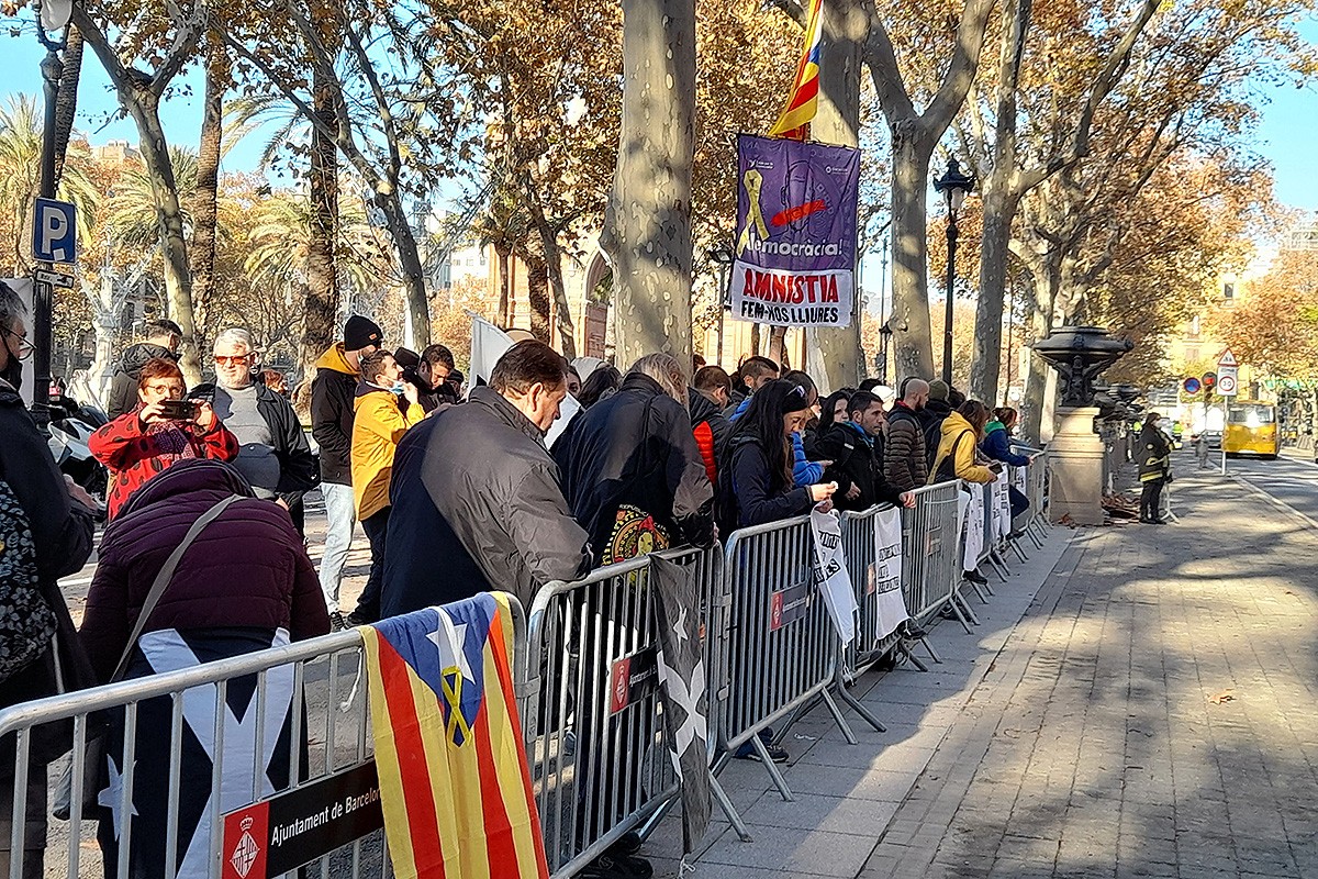 Concentració davant de l'Audiència de Barcelona per donar suport a Aguayo.