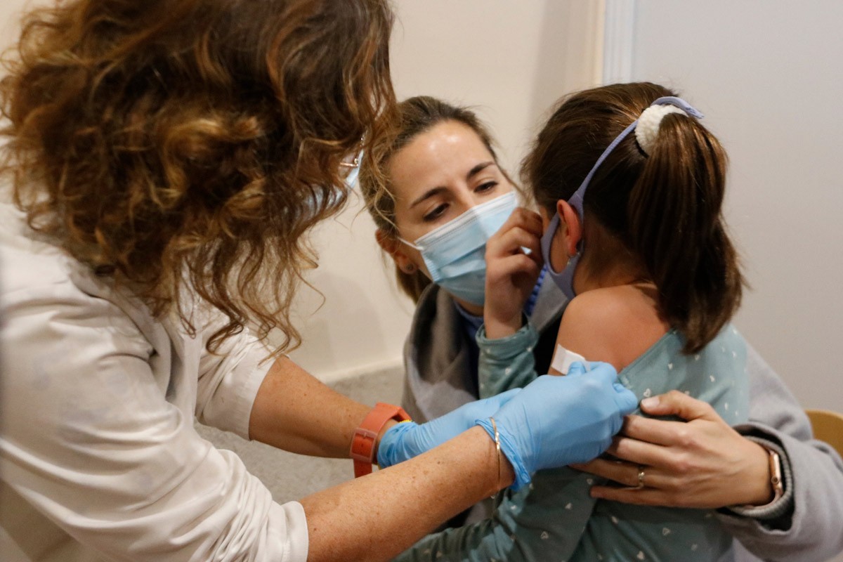 Una nena després de rebre la vacuna