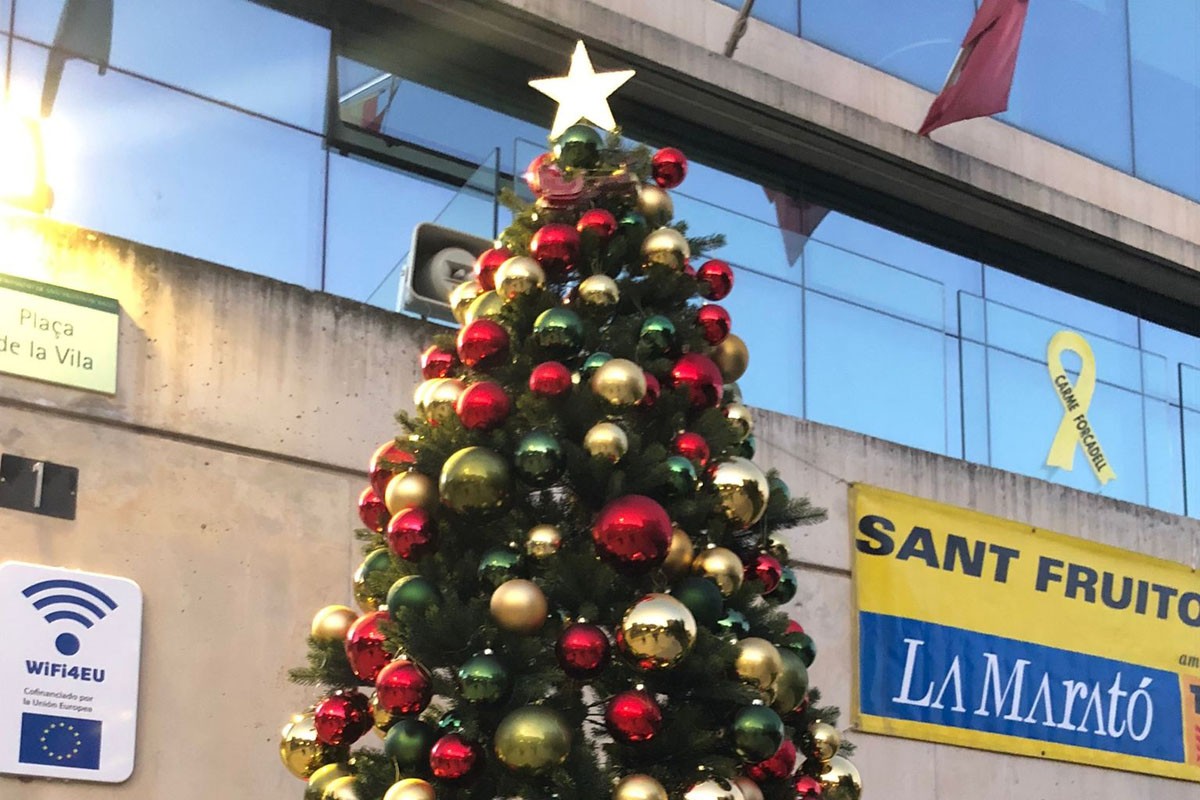 Sant Fruitós ha instal·lat l'arbre dels desitjos a la plaça de la Vila