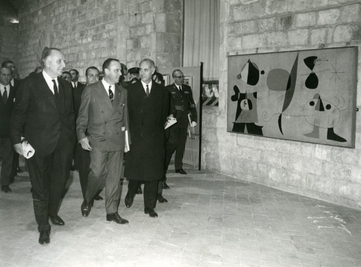 Josep Maria de Porcioles, aleshores alcalde, visita una exposició de Miró acompanyant els ministres Manuel Fraga  i López Rodó.