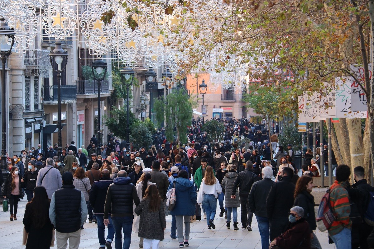 El Portal de l'Àngel de Barcelona amb gent passejant