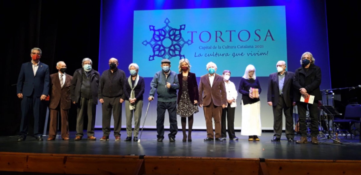 Pla general de l'homenatge als creadors i creadores tortosins durant l'acte de cloenda de la Capital de la Cultura Catalana 2021
