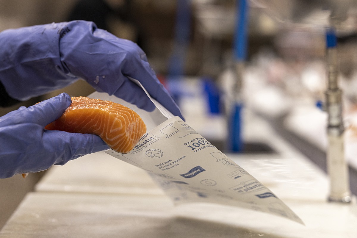 El peix es posa en sobres de paper compostable al Bon Preu