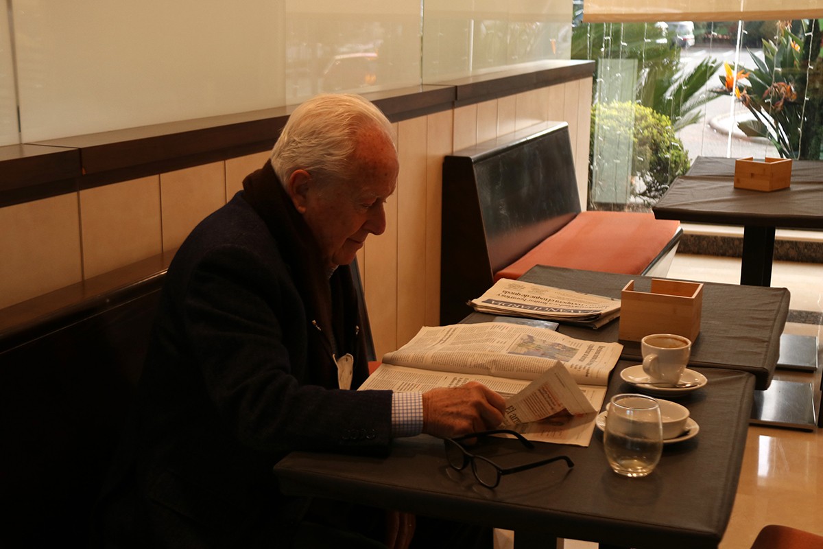 Un client llegint un diari al restaurant de l’hotel Class de Valls.
