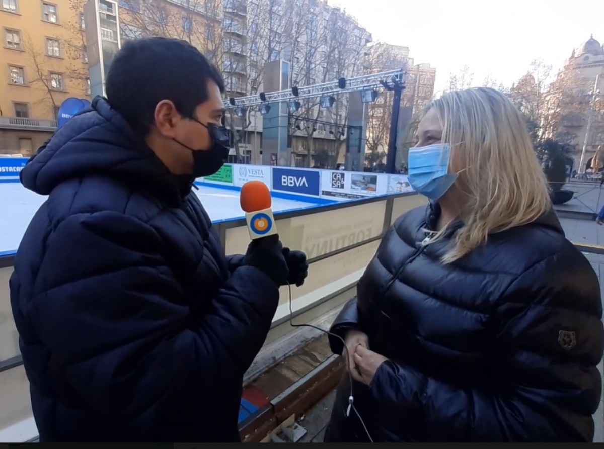 La regidora Caelles, entrevista a la pista de gel per Reusdigital.cat i LANOVA Ràdio de Reus
