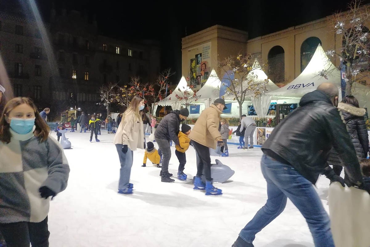 Pista de gel a la plaça Sant Domènec de Manresa