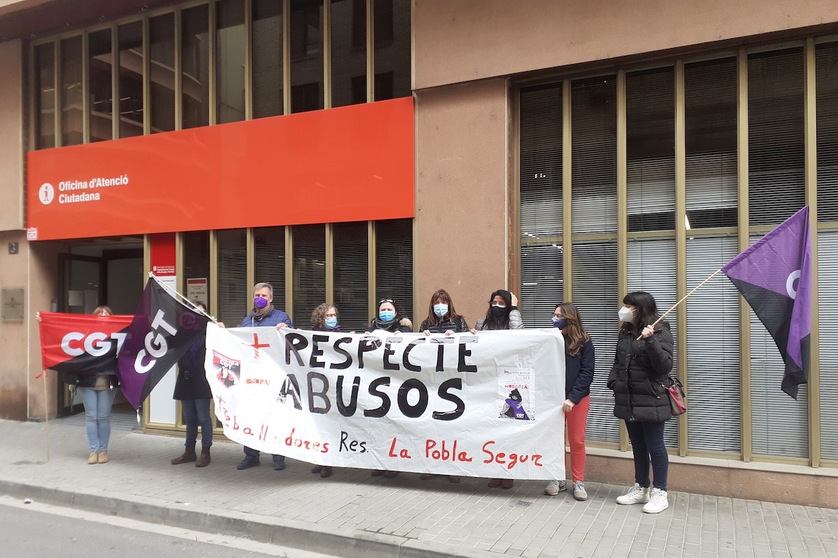 Les treballadores de la residència davant dels jutjats de Lleida