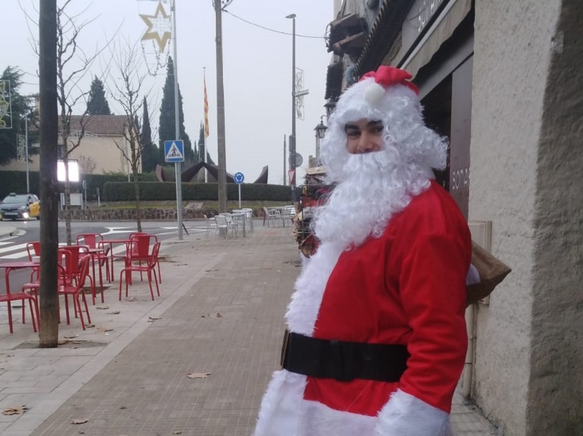 El Pare Noel reparteix caramels a la renovada zona comercial de la Vila