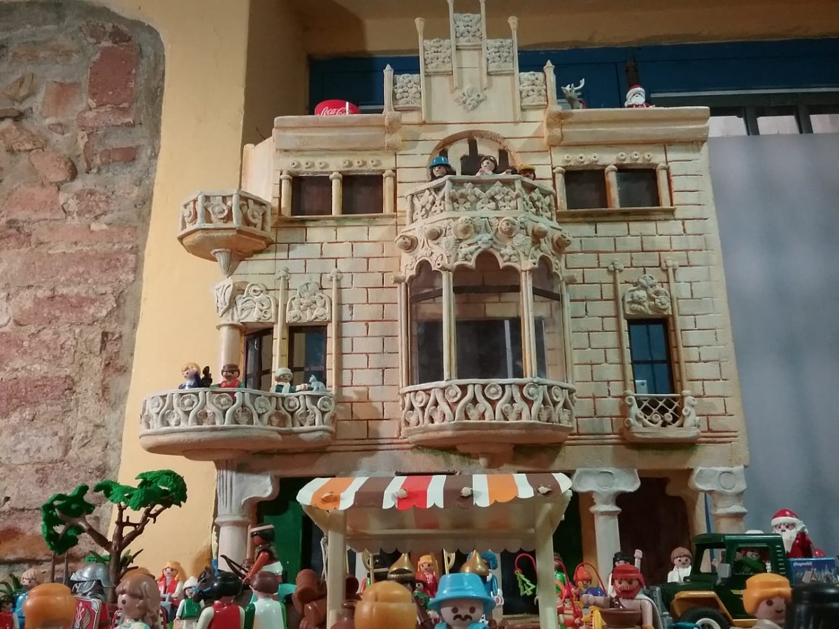 La Casa Navàs, envoltada de Clicks a l'original pessebre nadalenc de Col·lectors club de Reus