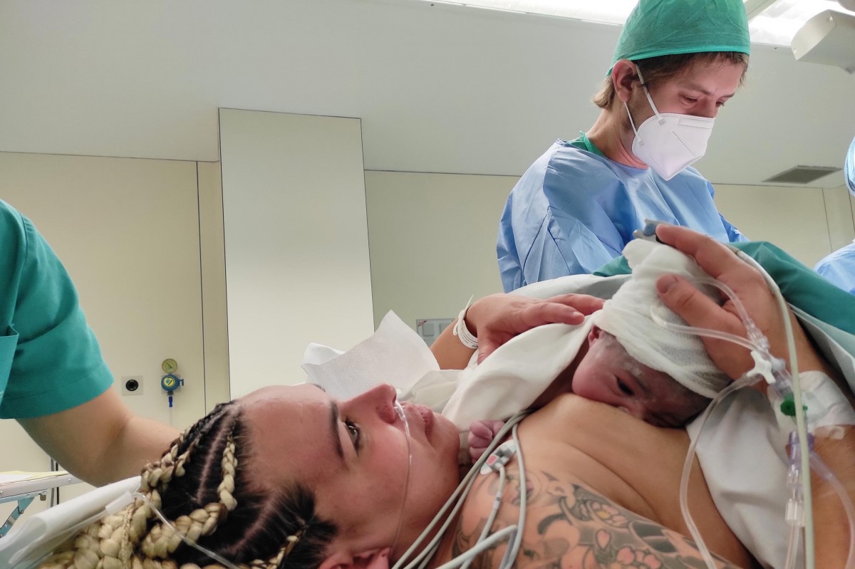 Cesària recent a l'Hospital amb la mare i el nadó fent el pell a pell