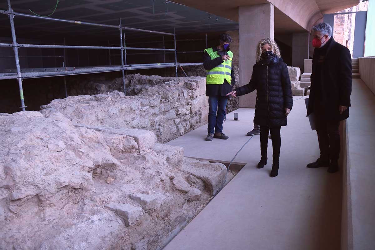 L'alcaldessa, Meritxell Roigé, amb el regidor d'Urbanisme, Enric Roig, mostrant les restes de l'espai Cota Zero..