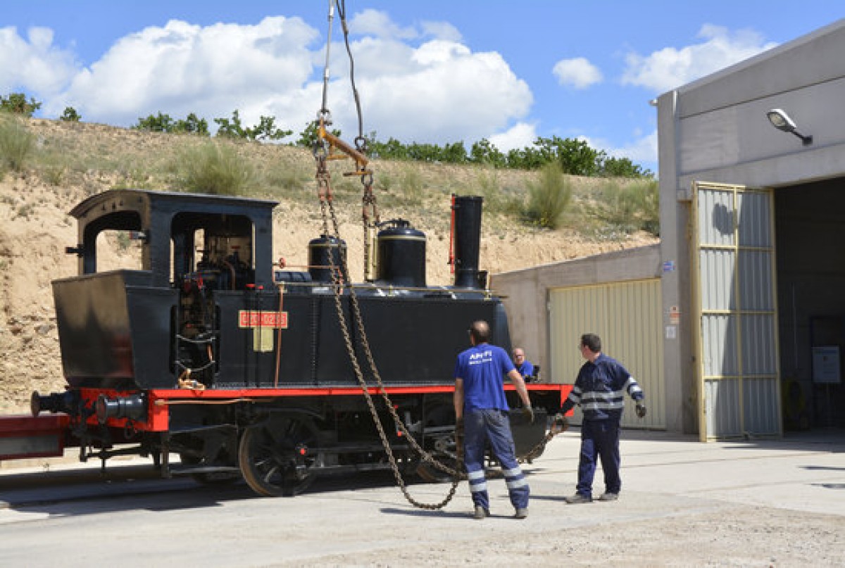 Pla general de la locomotora 'Cuco' entrant la nau cotxera del Museu de Ferrocarril de Móra la Nova. 