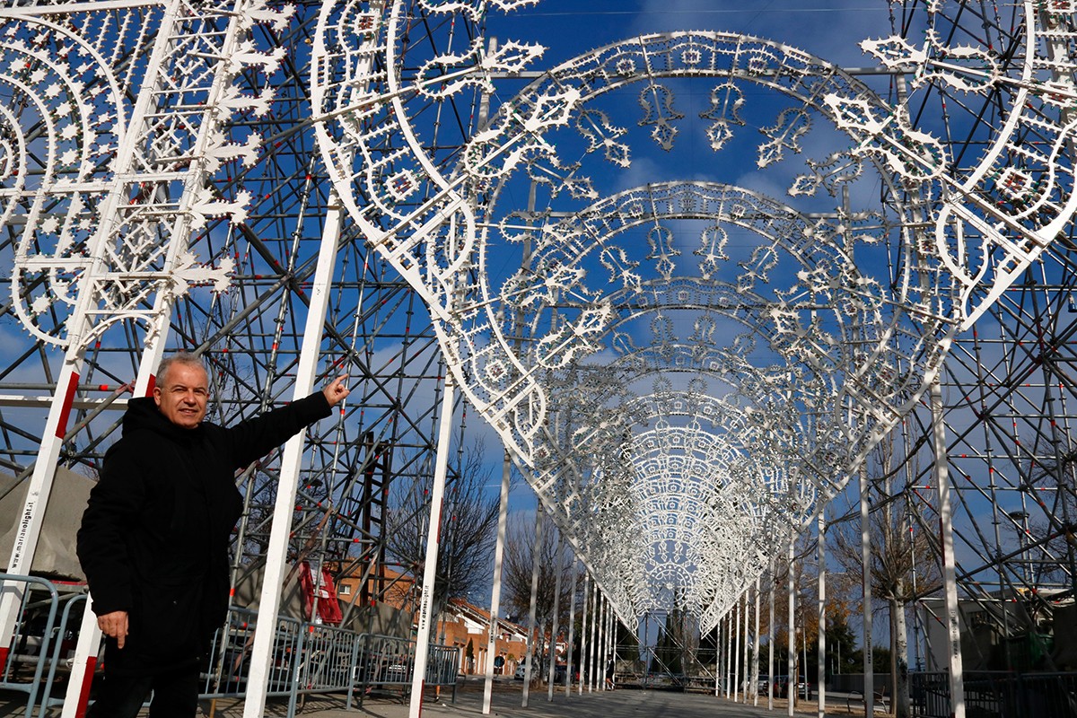 El director artístic de les Decennals, Jordi Bertran, assenyalant una de les estructures de llum muntades per les festes.