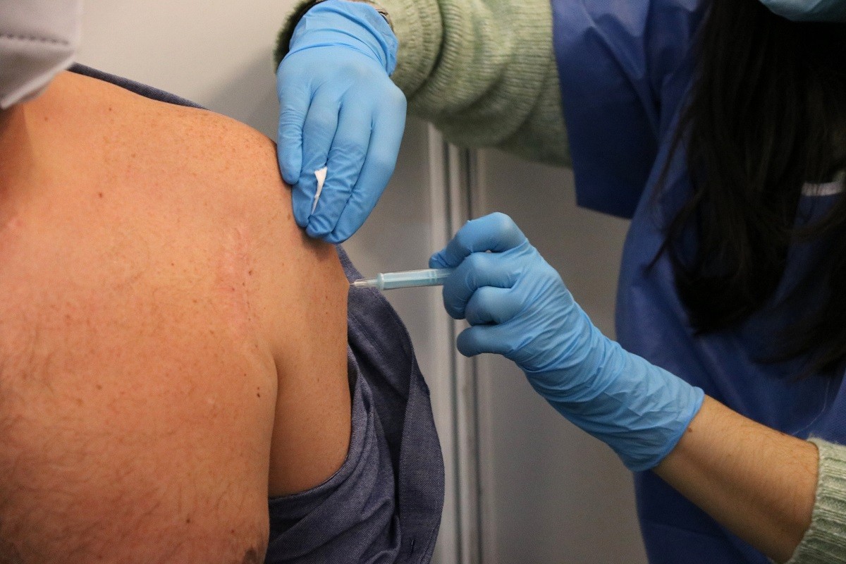 Un home es vacuna, en una imatge d'arxiu