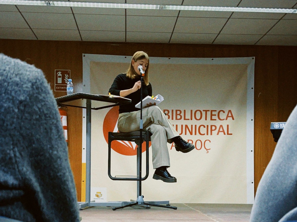 Ester Vallès a la presentació de Cartes al present a la biblioteca de l'Arboç.