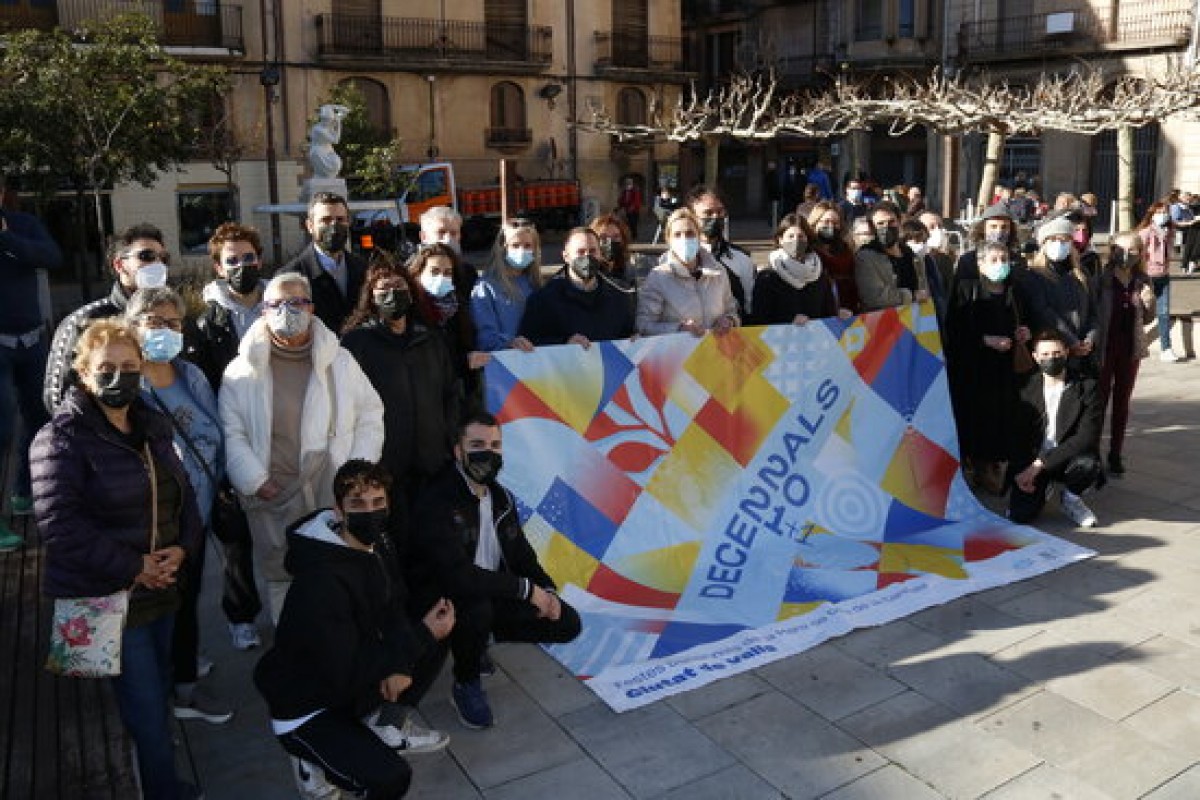 Foto de grup dels artistes locals que participaran a les Festes Decennals, presa a la plaça del Pati