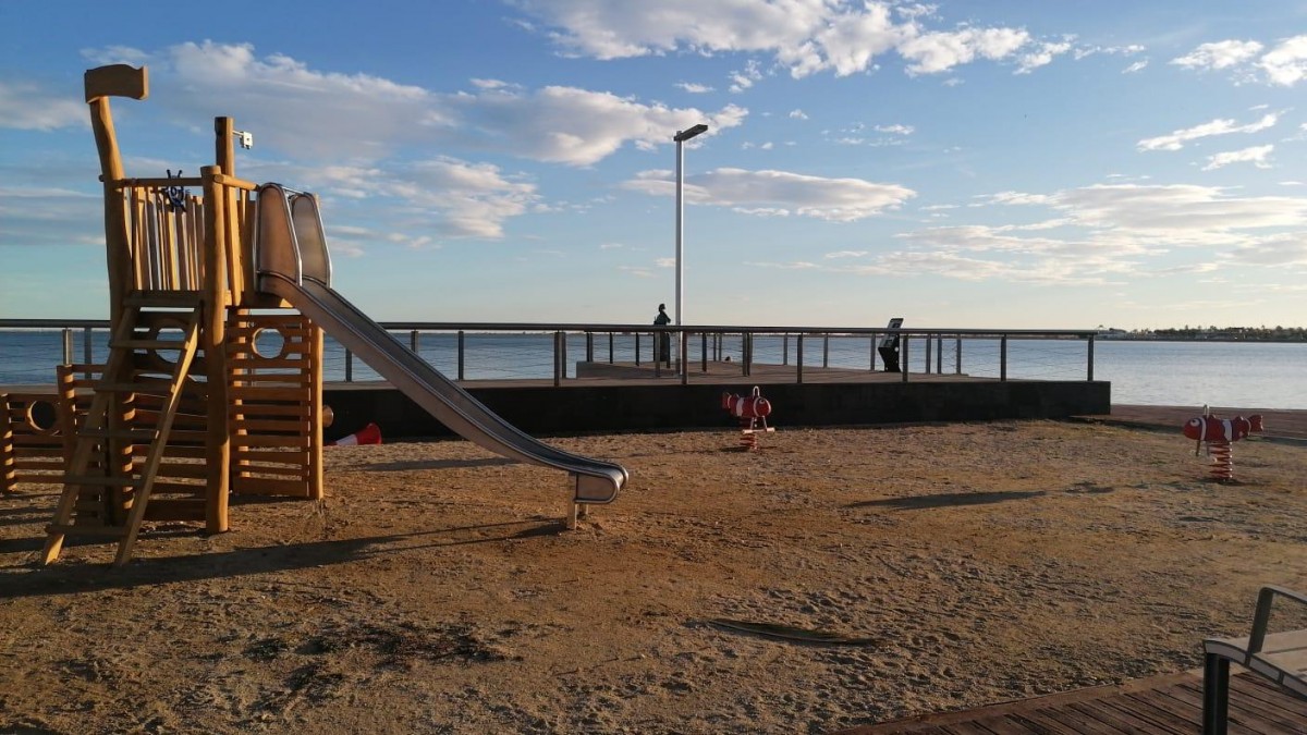 Nou parc infantil a la platja de l'Arenal de l'Ampolla 