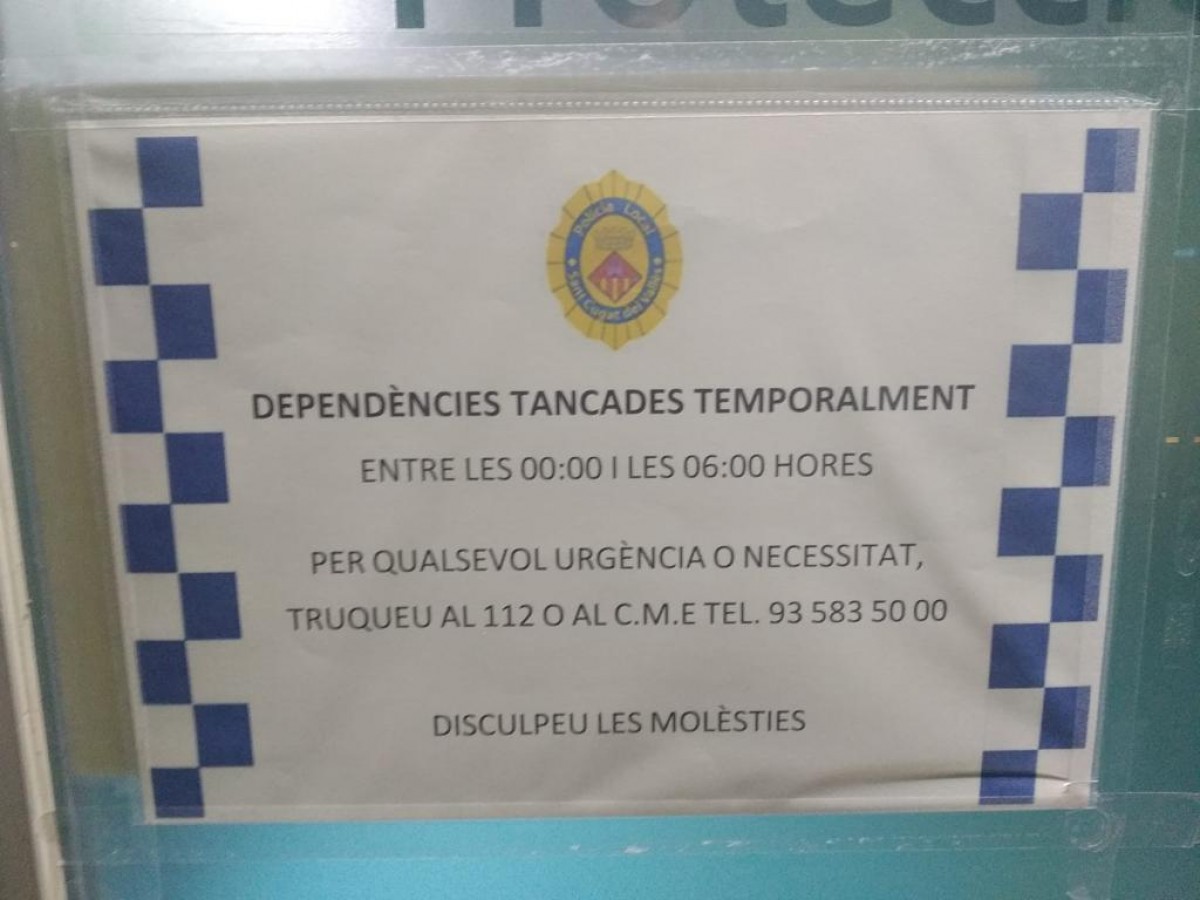 Cartell que han penjat a la comissaria de la Policia Local de Sant Cugat