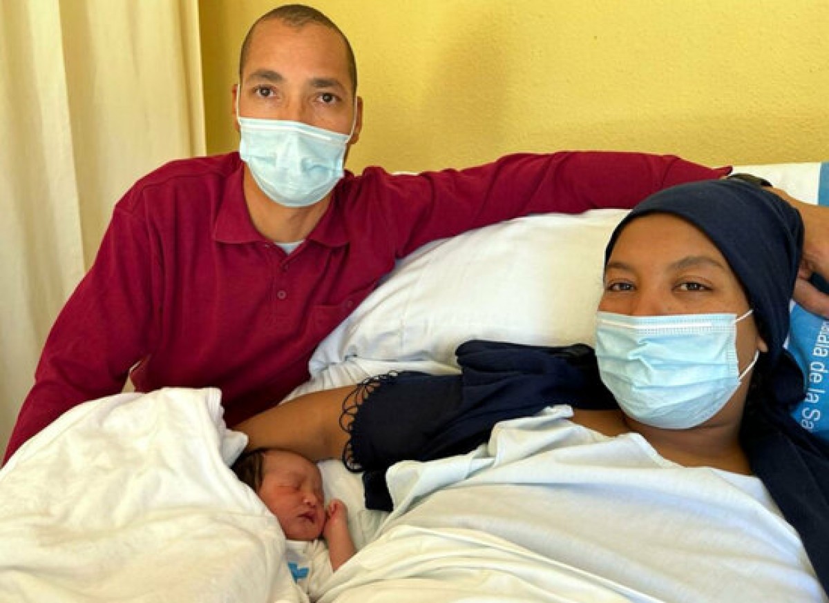 Pla mitjà d'en Dani, el primer nadó de l'any a l'Ebre, i els seus pares, a l'Hospital Verge de la Cinta de Tortosa