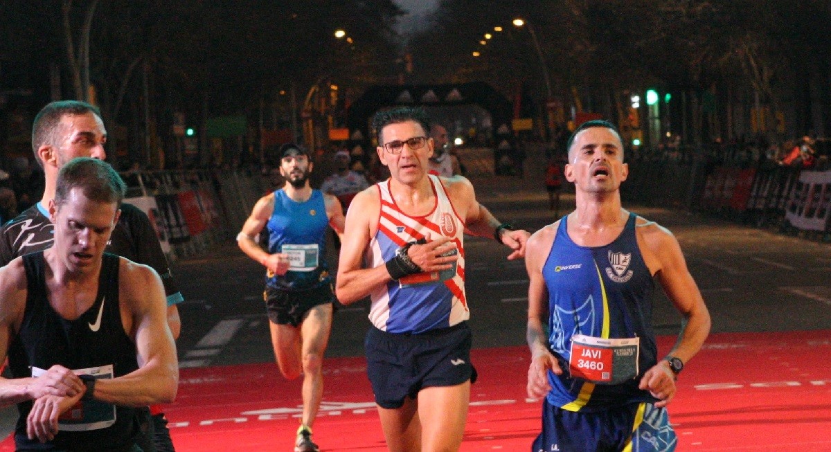 Sancho Ayala creuant la meta enmig d'altres corredors
