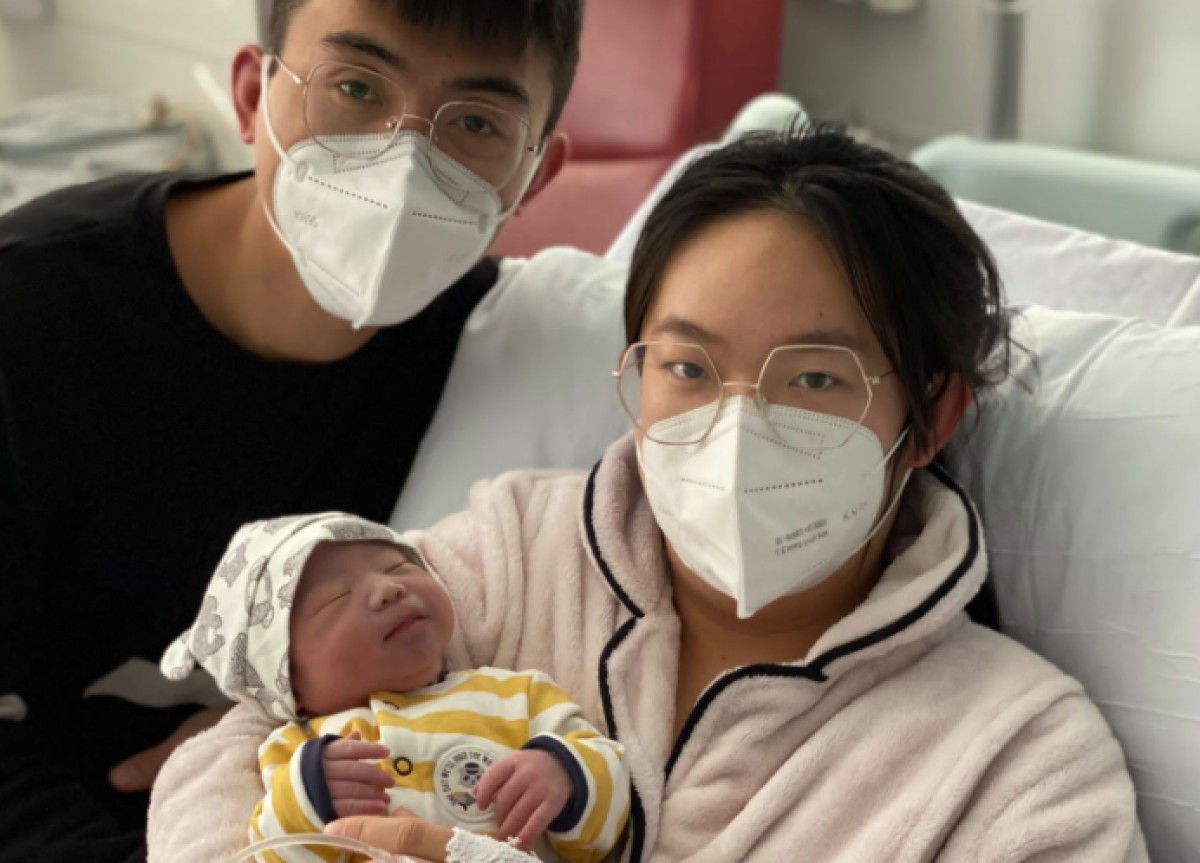 En Jiayi Jiang Wu, amb els seus pares a l'Hospital de Granollers