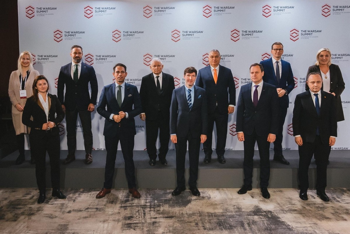 Santiago Abascal, segon per l'esquerra en la segona fila, junt amb els altres dirigents ultres de la UE, el desembre passat a Varsòvia.